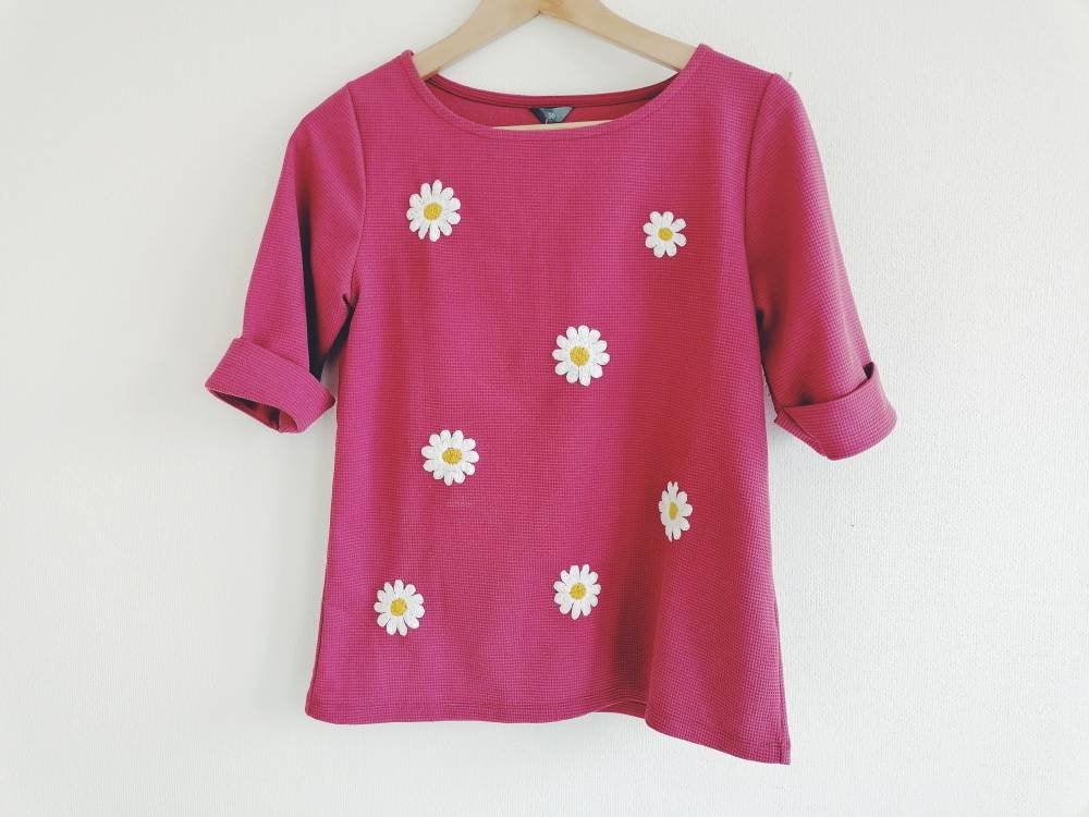 Hand-embroidered blouse with daisies - Indie's Little Crafts